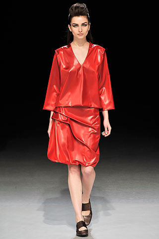 Vestido escote v rojo con frunces Issey Miyake